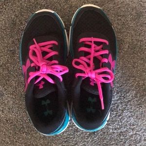 Under Armour size 5Y athletic shoe.